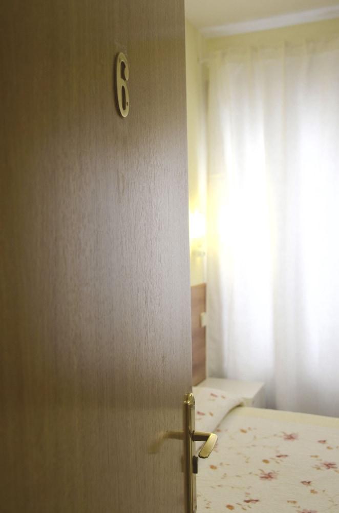 Hostal Nersan2 Madrid Ngoại thất bức ảnh